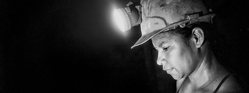 woman wearing a hard hat with head lamp inside a cave Photo Credit Cristian Nicollier Proyecto 3M ARGENTINA 2020 Photo taken in Colombia
