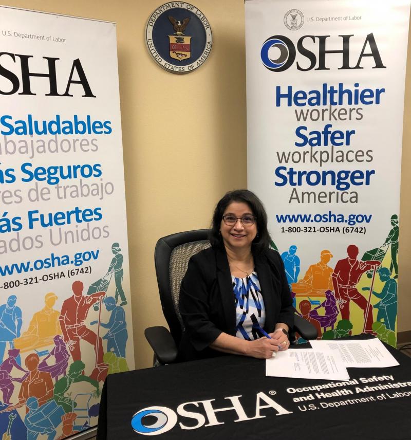 OSHA Area Director Elizabeth Routh signs the renewal of the agency’s alliance renewal with the Panhandle of Texas chapter of the Associated General Contractors.