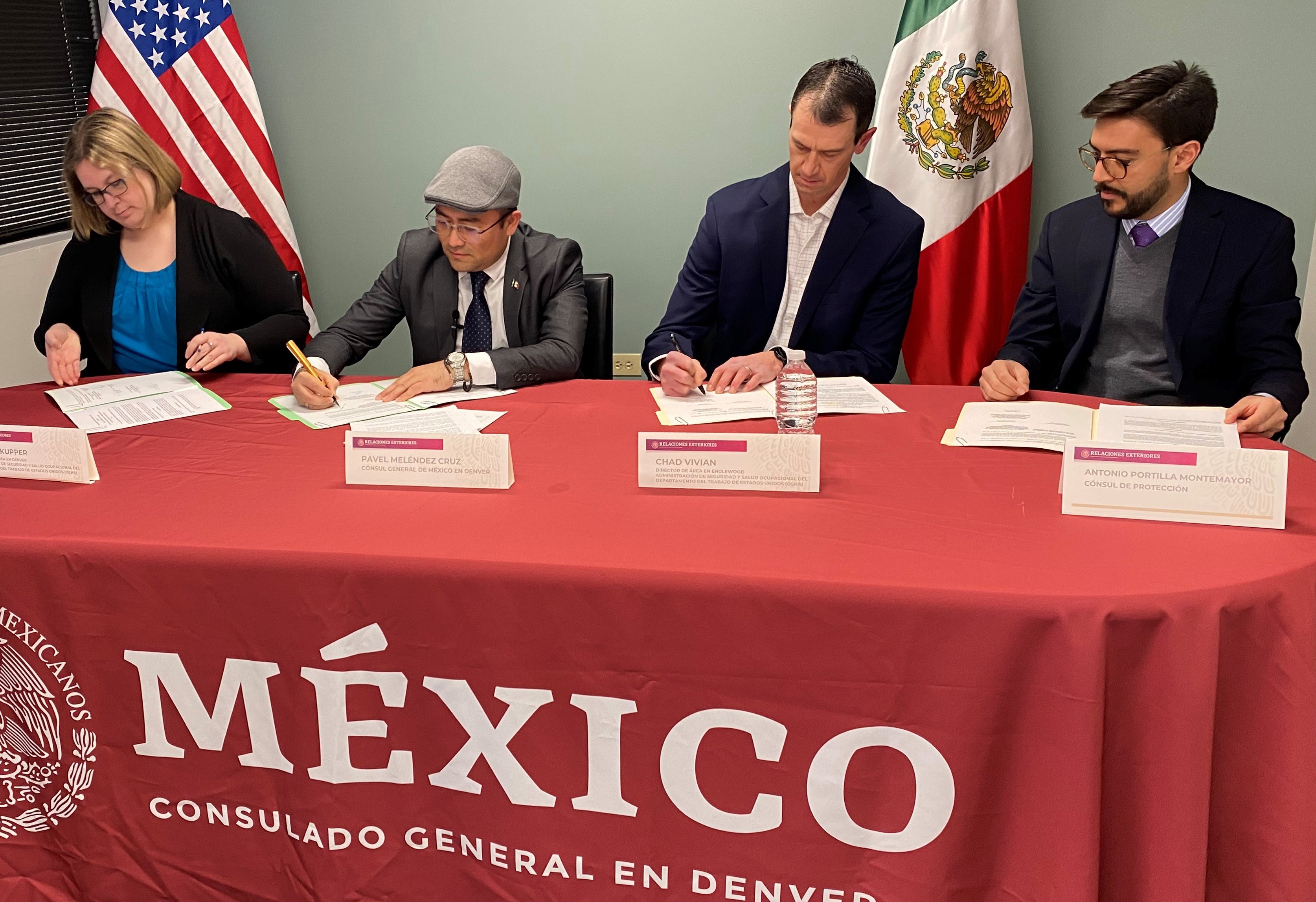 On Feb. 9, 2023, OSHA Area Director in Denver, Amanda Kupper; Mexico’s Counsel General in Denver, Pàvel Melèndez Cruz; OSHA Area Director in Englewood, Chad Vivian; and Mexico’s Consul for Protection and Legal Affairs in Denver, Antonio Portilla Montemayor renewed a two-year alliance agreement between OSHA and the Consulate of Mexico in Denver to promote workplace safety among Spanish-speaking workers in the region.