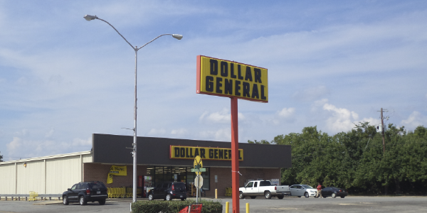 Exterior of a Dollar General store and parking lot. Source: Michael Rivera - Own work, CC BY-SA 3.0, https://commons.wikimedia.org/w/index.php?curid=33901797