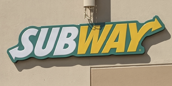Building exterior with the Subway logo. Credit: Wikimedia Commons, CHICHI7YT, https://commons.wikimedia.org/wiki/File:Subway_in_Stanhope,_NJ.jpg
