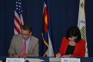 Rick Garcia and Betty Campbell, regional administrators for the U.S. departments of Housing and Urban Development and Labor’s Wage and Hour Division respectively, sign an agreement to work together to help end worker misclassification. 
